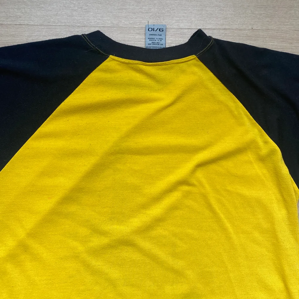 Långärmad JNCO Tröja med asfet design och varmt material. Sjuk grail 🤤 Size M men passar också S. Färgen är starkare gul i verkligenheten. Dma för mått och följ för mer liknande!. Skjortor.
