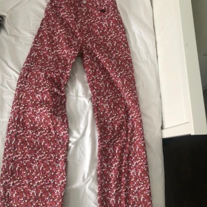 Sommar blommiga jeans!💕💕 - Jätte fina jeans som passar perfekt till en basic t-shirt på sommarn!💐💐💐