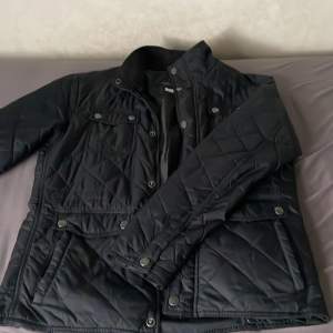 Otroligt stilren field jacket från Jack N Jones! Nypris-1200 Mitt pris-450💸Storlek-Medium. Skick-7,5/10 lim på högra armen(2a bilden) går att få bort vid varm tvätt och syns inte alls nästan!🤩Skriv för flera frågor eller funderingar!💸🤩✅