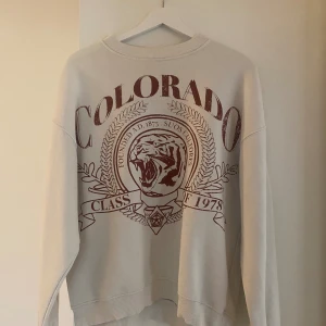 Vit sweatshirt chiquelle - Vit sweatshirt med rött tryck från chiquelle. Passar S/M💕