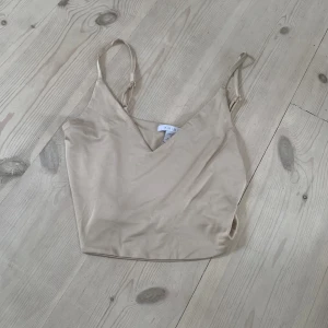 Linne - Fint linne som passar till nästan allt, stretchig, köpt på newyorker. Den är köpt i storlek S men den är ganska uttöjd så för er som har storlek M kan nog också ha denna