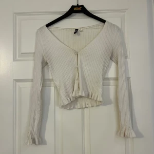 Topp med knappar - Vit topp med knappar, liten i storleken.