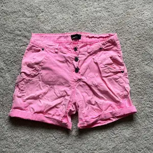 Shorts i en neonrosa färg, går att vika upp beroende på hur korta man vill ha dem.