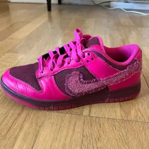 Nike dunk low ”Valentines day 2022 ” köpta på Sizeoffical.se men säljs inte längre.. Endast använda ett par gånger.  Digitalt kvitto finns  💖 Stil: DQ9324-600 Färg: DQ9324-600