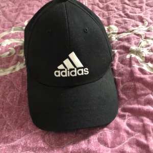 Adidas äkta keps  - Adidas baseball keps 🧢 använd 4 gånger aldrig använder jag så behöver pengar mötas up priset kan diskuteras 