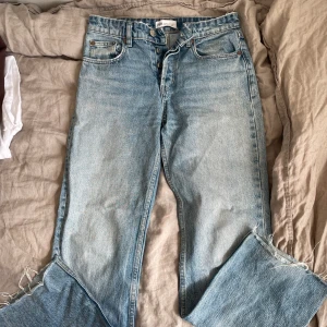 Ljusblå jeans - Från zara, är avklippta vid benen för att de var för långa för mig. 