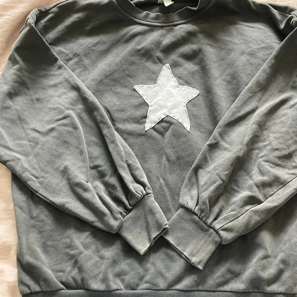 Mysig grå ollage tröja med en stjärna på. Bra skick men kommer inte till användning! Jag har sytt på stjärnan själv så om man inte vill ha den så är den lätt att sprätta bort🫶🏼 Oversized. Tröjor & Koftor.