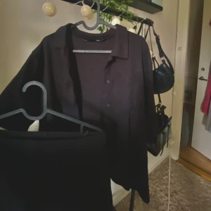 Matchande set - Jättefin set som är perfekt till stranden eller en vanlig sommar dag🥰 tröjan är i storlek L och shortsen är i storlek S. Passar jättebra med varandra och den är jätte bekväm 💕