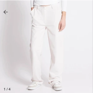 Kostymbyxor  - Säljer dessa underbara kostymbyxor då de tyvärr e lite för stora för mig🙃 Köpte de i storlek S men jag skulle säga att de passar bättre om man har storlek M. Använt de kanske bara en gången så de e fortfarande i bra skick🤍❣️