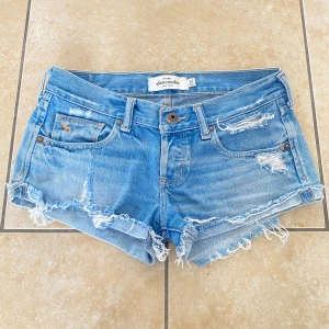 Lågmidjade jeansshorts - Säljer nu mina absolut favorit lågmidjade jeans shorts från Abercrombie & fitch, som tyvärr blivit för små för mig. Det är verkligen jättesnygga och är i en fin ljusblå färg💕 Midjemåttet: 36/37 cm 
