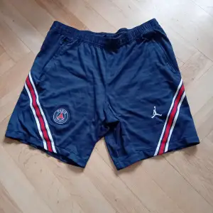 Säljer ett par Nike PSG shorts. Shortsen är i mycket bra skick och är i storlek S. Nypris är 700kr. Säljer de för 200kr.  Kan hämtas i Malmö eller fraktas(man betalar för frakten själv). Skriv gärna om du har frågor!