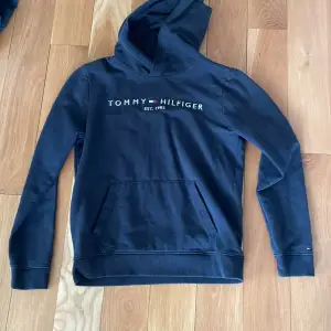 Tommy Hilfiger hoddie  Bra skick men passar inte längre Storlek 164