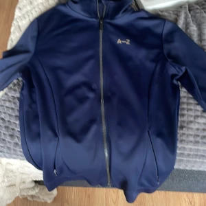 A-Z - Fin a-z gympa tröja i bra skick bara en liten vit fläck vid dragkjedan 