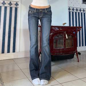 Grå låga jeans i bootcut💞midja 83cm & innerben 82💞 hittar inga defekter! Jag är ca 165