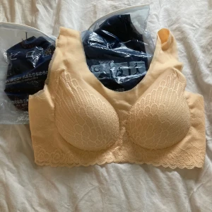 2st bh - Bh utan bygel. Står att det är för L. Men skulle säga M. Sköna att ha på sig. Ej använd. Bara provad. 