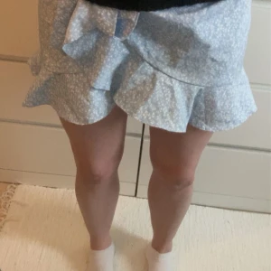 Volang kjol - Volangkjol i superfin blå färg som man knyter från shein.  Köptes för 4/5 år sedan, använd fåtal gånger sen legat i garderoben.