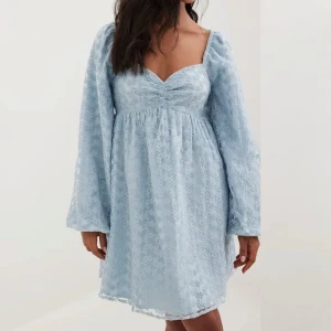 NA-KD X Lojsan Wallin klänning - Ny klänning som är helt ovanvänd och lappen sitter kvar! storlek 32 men passar mig som vanligtvis har storlek 34 (Kan gå ner i pris vid snabb affär)