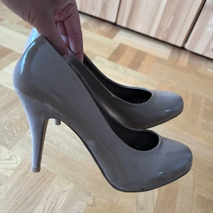 Pumps - Beigha lackpumps Sparsamt använda  Ord. pris 599 kr/ par Mitt pris 80 kr/ par