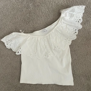 Off shoulder topp - Super söt, köpt i sommras men har knappast använt den🥰 Storlek 164 men passar mig perfekt som vanligtvis har S