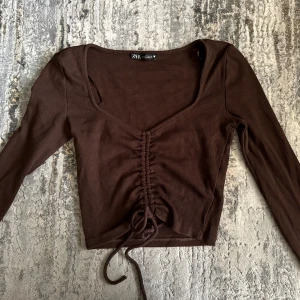 Två för 70kr - Säljer dessa fina tröjor som inte använd längre. Köpta från zara. En brun och en svart. Pris kan diskuteras.