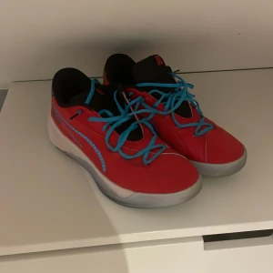 Puma all PRO nitro  - Säljer ett par riktigt bra basket skor för jag använder dom aldrig och behöver pengar. Dom har riktigt bra grepp och är väldigt bekväma. Möts vara upp i Stockholm. Priset är inte fast går att diskuteras
