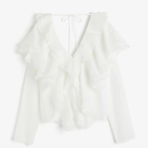 h&m blus - Aldrig använd, nypris 499 kr och helt slutsåld på h&ms hemsida. SÅ fin!!🥰Lite mer cremevit än på hemsidans bild