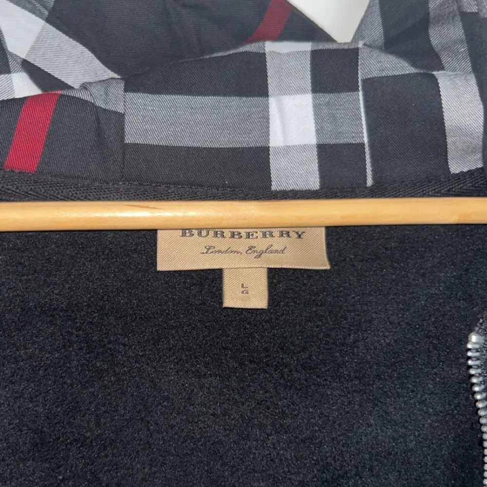 Burberry tröja, helt ny Färg:svart Storlek:S,M. Hoodies.