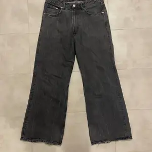 HM loose bootcut jeans Bra skick. Strl 32/32