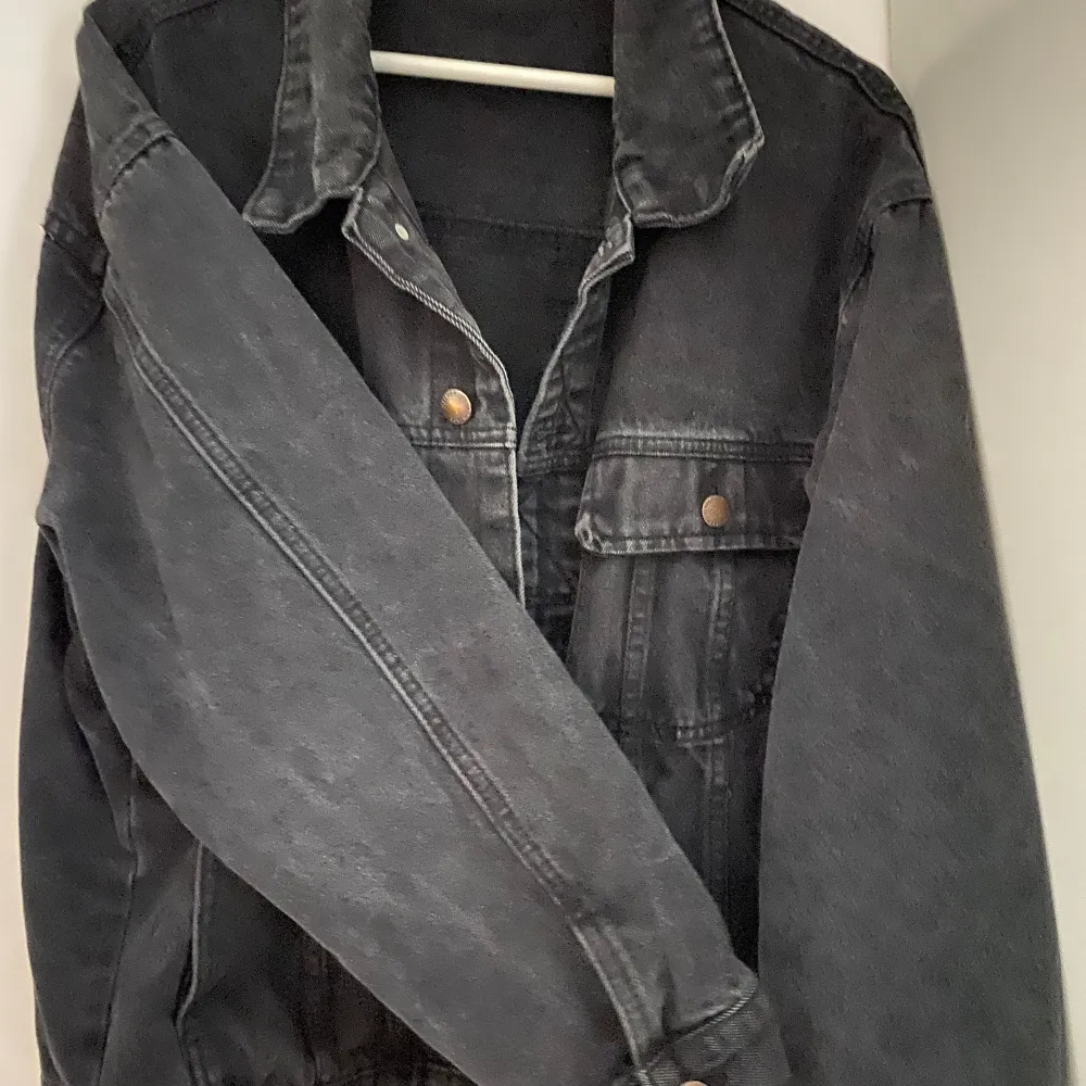 Säljer denna jeans jacka som är i ett fint skick. Köpte den för 1 år sedan men använt den typ 5 gånger. Jackor.