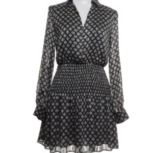 Klänning - Säljer denna klänning ifrån Zara. Inköptes via sellpy med lappar kvar så den är aldrig använd av någon, dvs inga defekter. Superfin till sommaren!