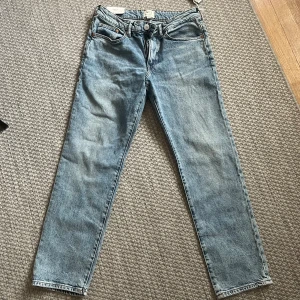 H&M essentials jeans - Ett par helt oanvända jeans från hm prislapp finns ännu kvar. 29/30 sitter lite tajt. Rekommenderas för korta personer