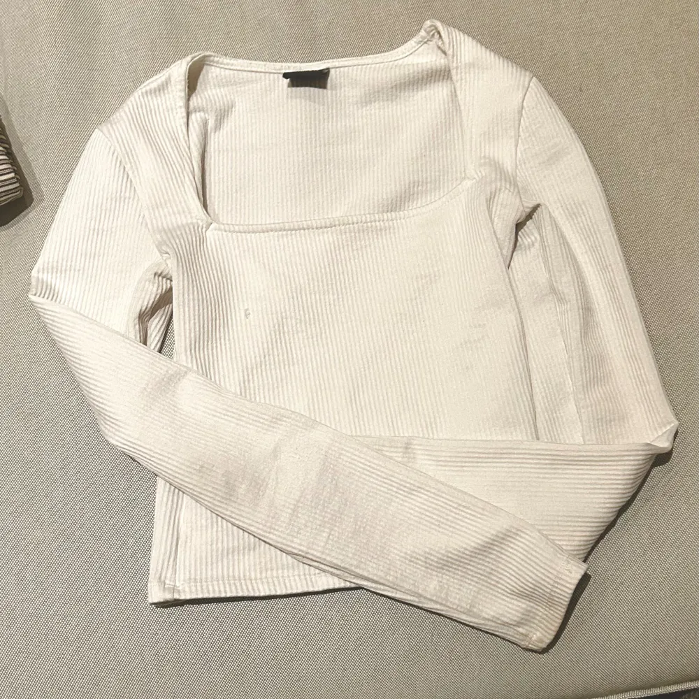 Superfin ribstickad tröja från Gina tricot🩷väl använd men i fint skick🩷den sitter tajt och har fyrkantig urringning. Tröjor & Koftor.