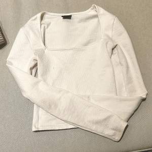Superfin ribstickad tröja från Gina tricot🩷väl använd men i fint skick🩷den sitter tajt och har fyrkantig urringning