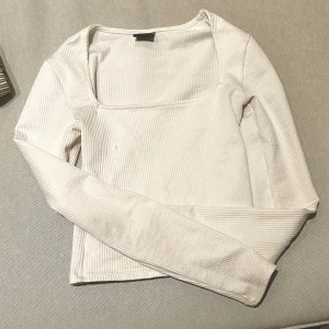 Långärmad tröja - Superfin ribstickad tröja från Gina tricot🩷väl använd men i fint skick🩷den sitter tajt och har fyrkantig urringning