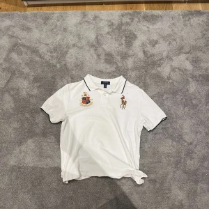 ralph lauren piké - Cool ralph lauren piké i storlek Large i barnstorlek som är ungefär small i vanlig storlek. Har ett litet hål vid underarmen som inte är så synligt är annars i mycket bra skick och har bara använts enstaka gånger. Ger 2000s cheif keef vibbar🔥