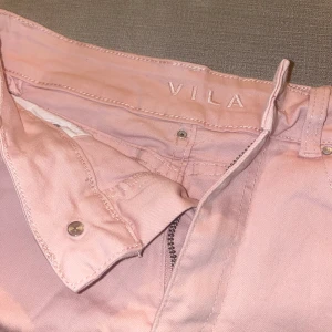 Rosa kjol  - Jag säljer min rosa jeanskjol i str 36, färgen är mer rosa än vad bilderna visar. Den är använd endast 1 gång, så den är i toppskick. Den är köpt från Vila.