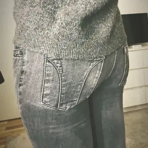 Jättefina gråa lågmidjade jeans! Knappt använda så fortfarande i fint skick. Skriv för fler frågor eller bilder🥰