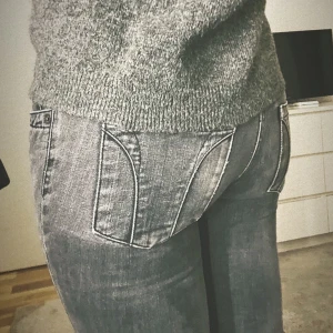 Gråa jeans  - Jättefina gråa lågmidjade jeans! Knappt använda så fortfarande i fint skick. Skriv för fler frågor eller bilder🥰