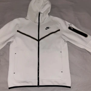 Nike tech kofta vit - Vit Nike teck storlek S väldigt bra skriv gärna helst en snabb affär 