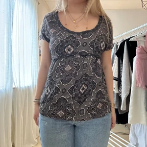 odd molly topp  - mönstrad topp från odd molly i bra skick! stl 2 passar bra på mig som vanligtvis är en XS/S. passar både till vardag eller fest. skriv för fler bilder