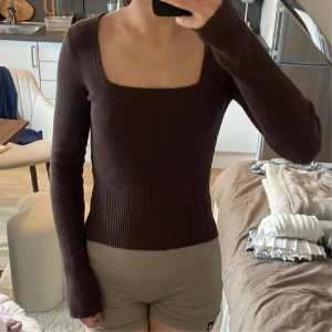 Tröja - Säljer denna bruna bikbok tröjan då den inte kommer till användning länge 💕 nästa i nyskick och sitter jättefint❤️