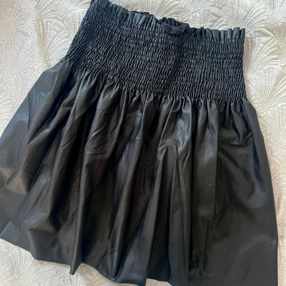 Säljer denna as coola kjol från Gina Young då den är lite för stor för mig. Aldrig använd och därför inga defekter🫶🏻. Kjolar.