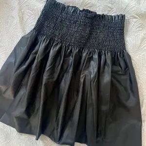Säljer denna as coola kjol från Gina Young då den är lite för stor för mig. Aldrig använd och därför inga defekter🫶🏻