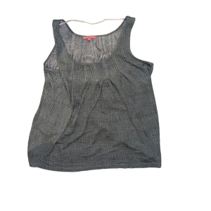 Grön Topp  - Jätte fin grön top i bra skick ifrån rabalder i barn storlek 150 med passar om man har storlek s-m