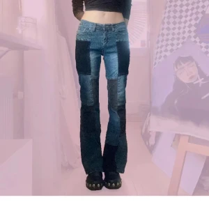Vintage patchwork jeans - Supersnygga jeans från 2000-talet som jag köpte här på plick men tyvärr var för korta på mig. Tyget är ganska stretchigt, har innerbenslängd 77 cm och ett litet hål på hällan vid sidan som är cirka 4 mm.  (Skriv om du undrar nåt, inte min bild)  🤗💛