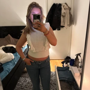 Stickad väst - Såå söt tröja i nyskick, aldrig använt då de inte är min stil🫤🩷