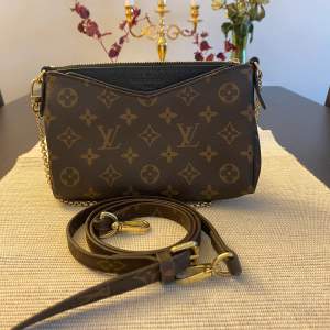 Louis Vuitton Favorite cloth crossbody bag Very good condition Brown, Cloth.  2015 