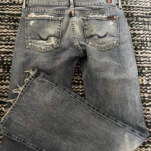 Säljer mina skitsnygga Seven lowwaist bootcut jeans!! Köptes i USA för ca 2000kr men passade inte mig. Väldigt snygg passform😍⚡️⚡️ vid snabb affär kan jag tänka mig att sänka priset. Midjemått : 38cm Innerben: 83cm💕💕