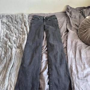 Fina mörkgråa jeans slm tyvärr inte kommer till användning❤️ använd typ 5 gånger så dom är som nya💋