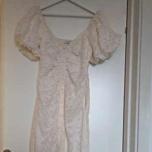 Vit klänning nakd midsommar - Klänning som ny. Använt 1 gång på midsommar